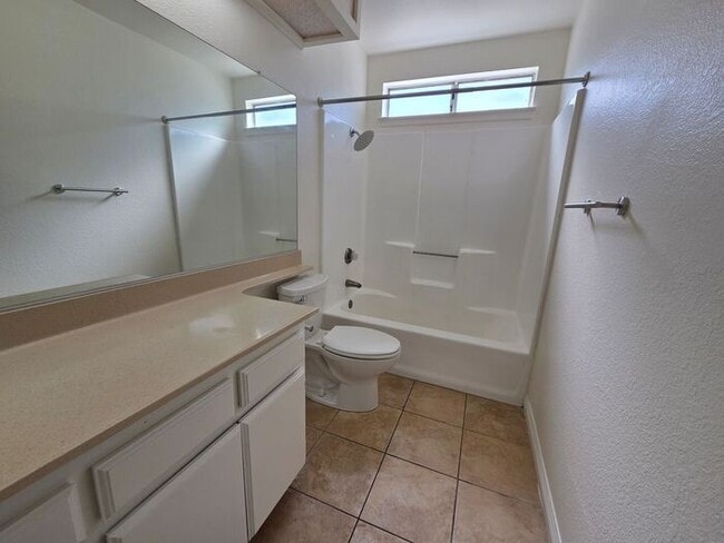 Building Photo - New Listing!