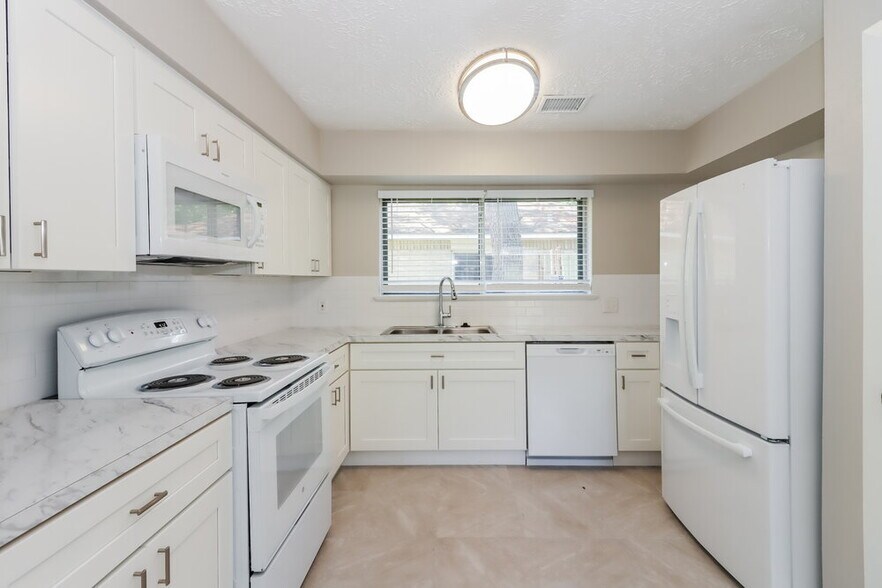 Building Photo - 15818 Gatebriar Dr