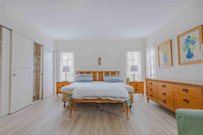 Building Photo - 2751 N Palm Aire Dr