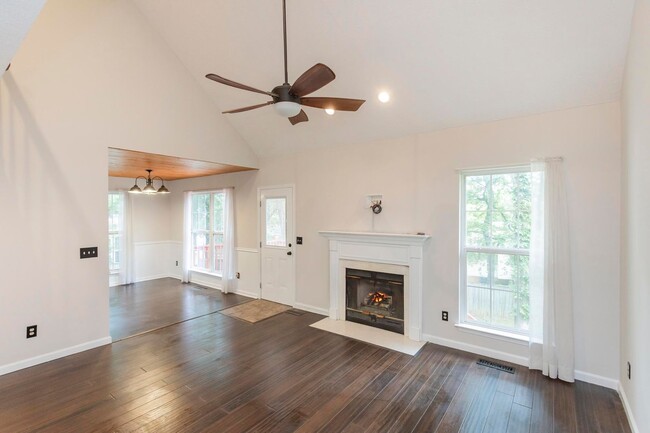 Building Photo - 105 Redbud Dr