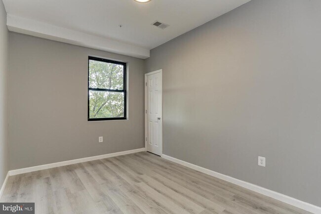 Building Photo - 400 S Highland Ave