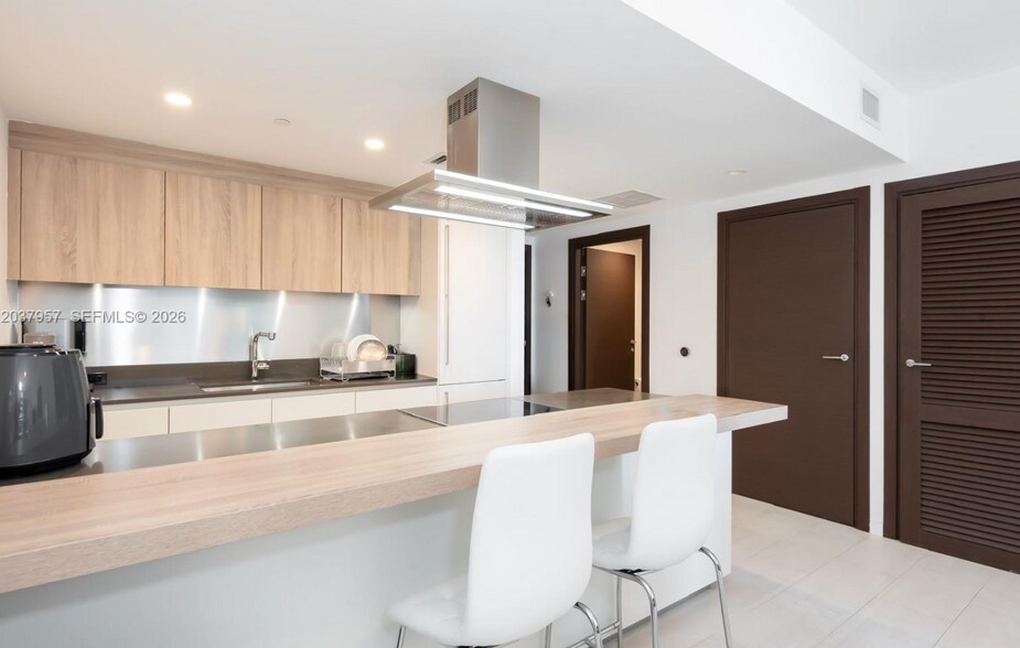 Building Photo - 1000 Brickell Plz