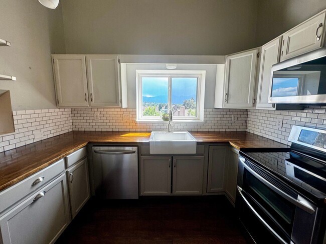 Building Photo - 3 Bedroom Tri-level in Briargate