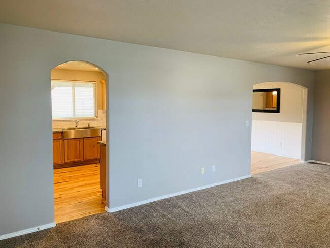 Building Photo - Beautiful Home with Separate Office/Bonus ...