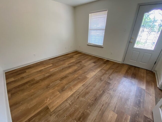 Building Photo - 2-Bed, 2.5-Bath Townhouse with Move-In Special – Walk to McNeese State University!