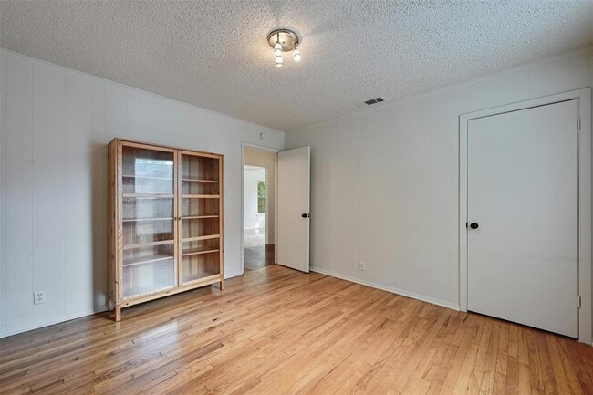 Building Photo - 2200 Rountree Dr