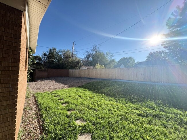 Building Photo - 437 Circleway Dr