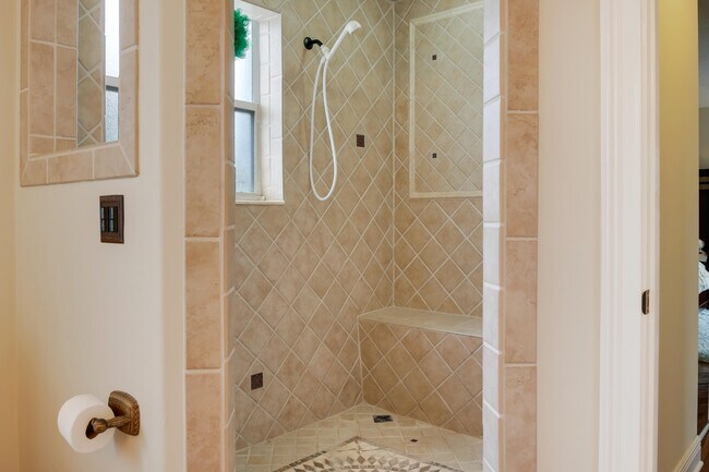 Building Photo - 2070 Chagall Cir