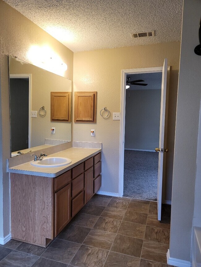 Building Photo - BURLESON 3/2/1 HOME