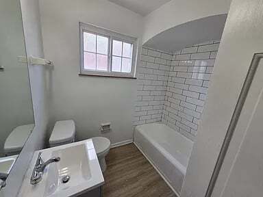 Building Photo - Renovated 2BD/1BA Apartment | Bexley Area | Hardwood Floors | Pets Welcome
