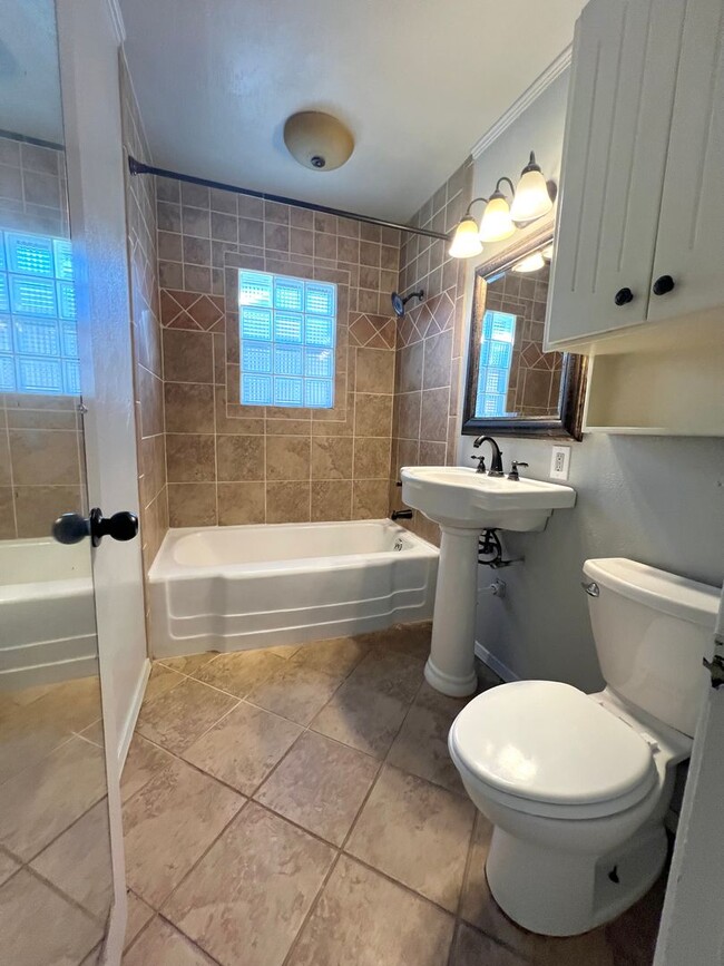 Building Photo - Remodeled Central Norman 3-bed 2-bath 2 Li...