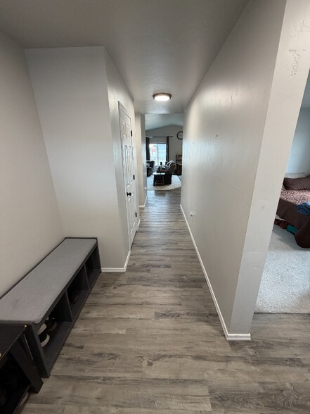 Building Photo - 1840 SW Sparrow Pl