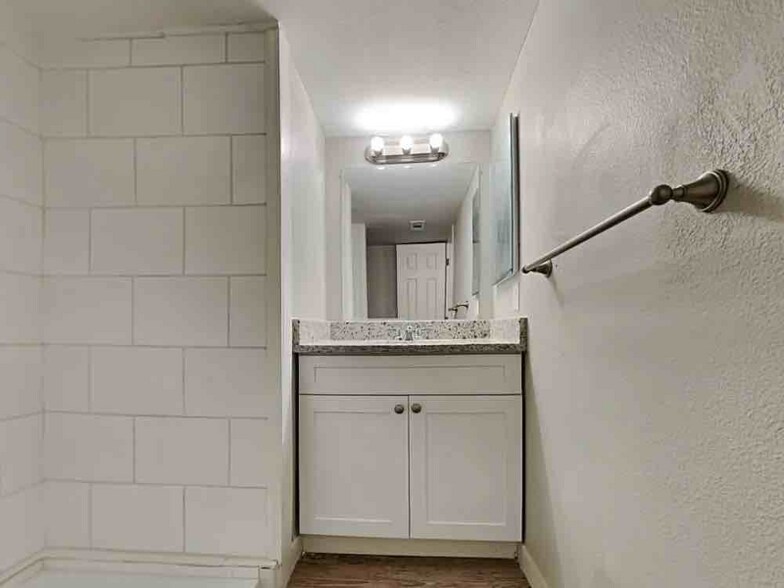 Building Photo - 6930 Sugar Creek Cir