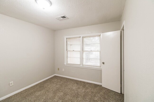 Building Photo - 1108 W Camp Cir