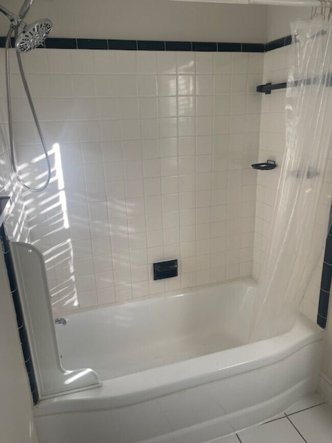 Building Photo - Split level 4 bedroom in Madison Park