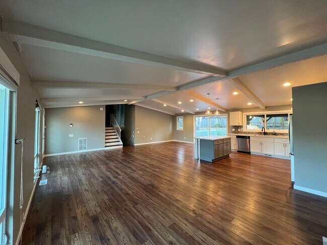 Building Photo - 3 Bedroom 2.5 Bath in Desirable Renton Fairwood Greens
