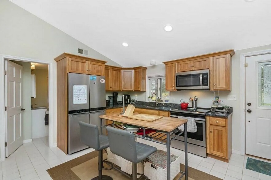 Kitchen - 64 Shore Rd
