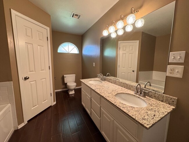 Building Photo - Large 3 bed 2 bath with 2 car garage.