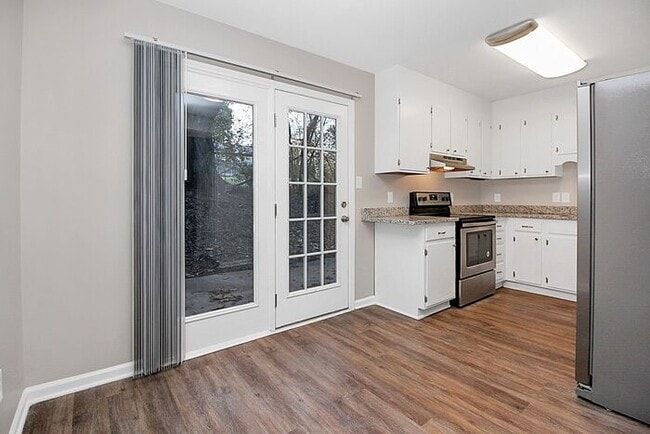 Building Photo - Updated 2BD/1.5BA Hickory Townhome