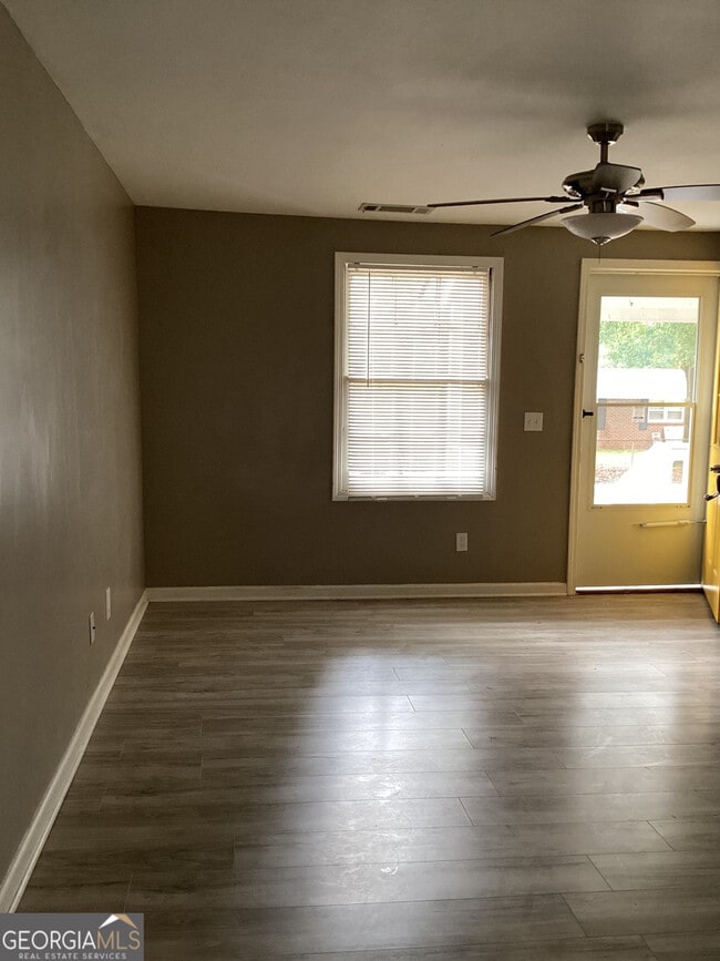 Building Photo - 545 Spring St