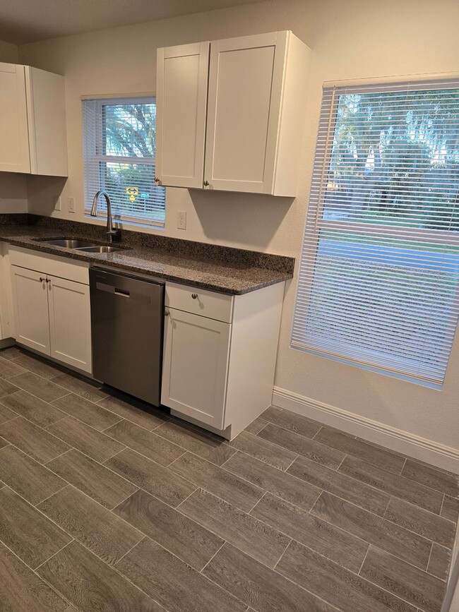 Building Photo - Gorgeous Brand-New Townhome in Lakeside!!!