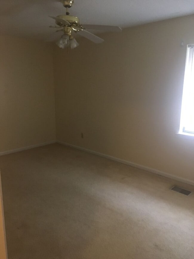 Building Photo - 2 BR 1.5 bath townhouse