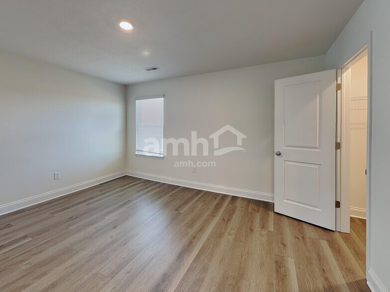 Building Photo - 9016 Henley Ave