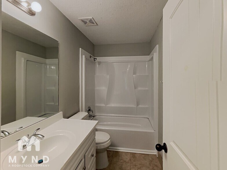 Building Photo - 7542 Lone Oak Cove