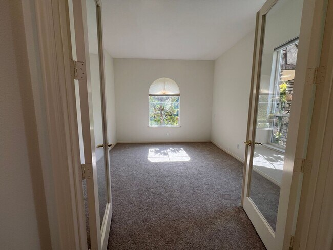 Building Photo - Luxury En Suite Living & Panoramic Views