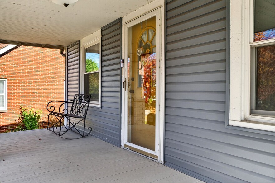 Front Yard Porch - 4429 S Hills Dr