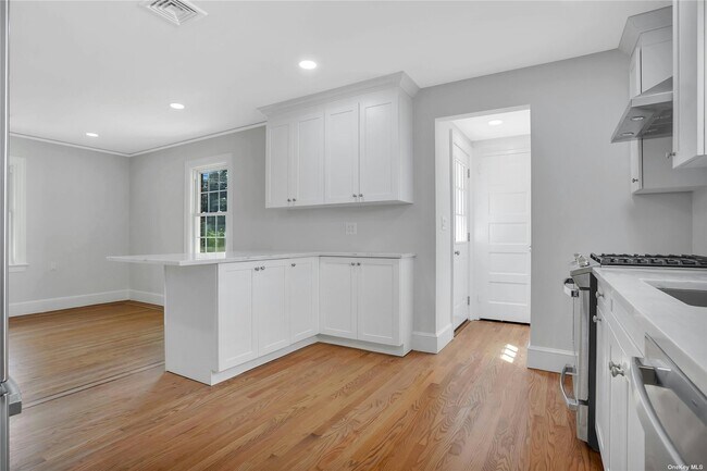 Building Photo - 92 Hillside Ave