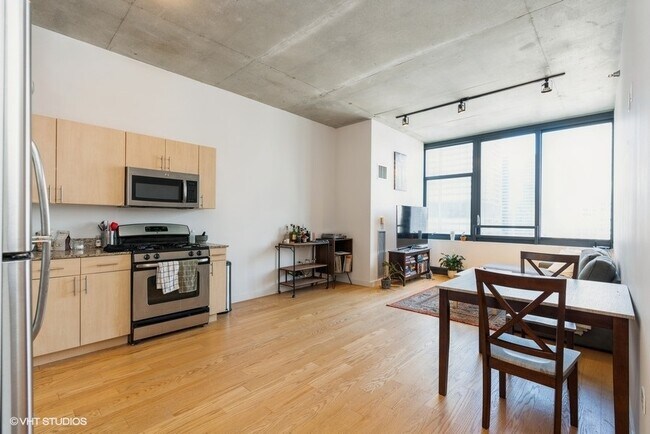 Building Photo - 235 W Van Buren St