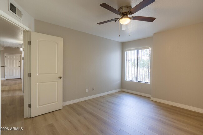 Building Photo - 2025 E Campbell Ave