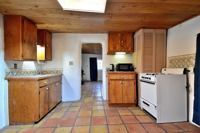 Building Photo - 142 Duran St