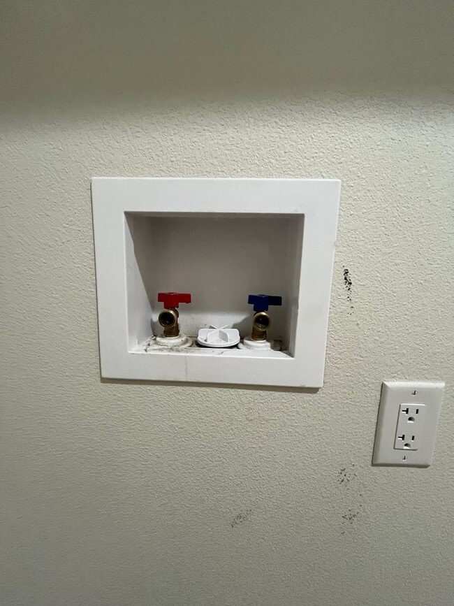 Building Photo - 1107 E La Brea Ave