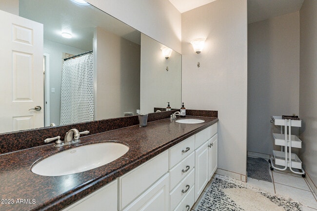 Building Photo - 4016 S Holbrook Ln