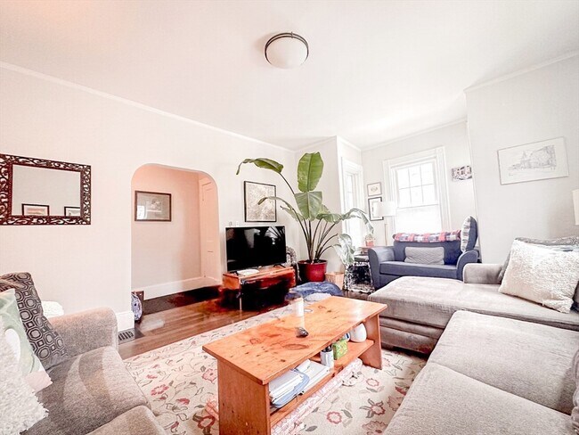 Building Photo - 35 Hillock St