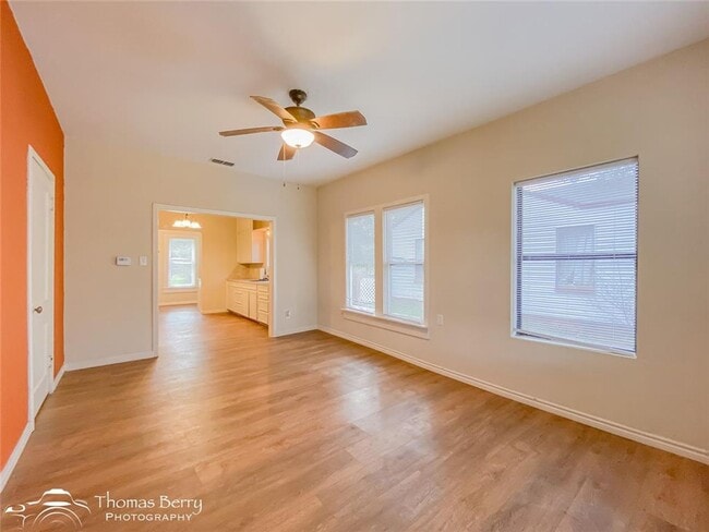 Building Photo - 2807 Russell Ave