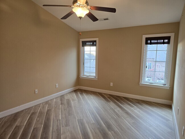 Building Photo - 716 Carneros Ci