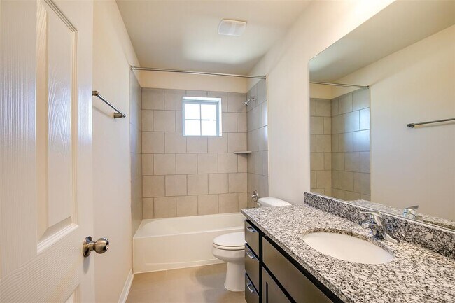Building Photo - 905 Falkland Trace