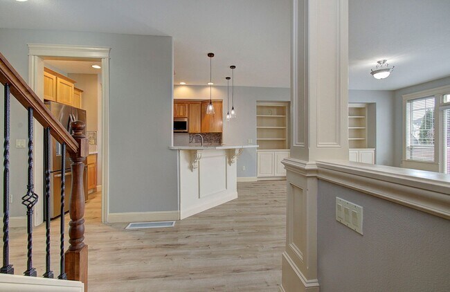 Building Photo - Beautiful 2 Story Town Home - Riverview Terrace Washougal!