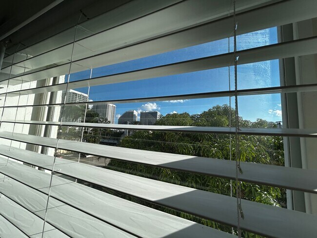 Building Photo - Large 1 Bedroom 1.5 Bath Condo - Steps from Fort Lauderdale Beach!