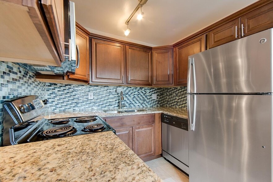 Building Photo - La Roma