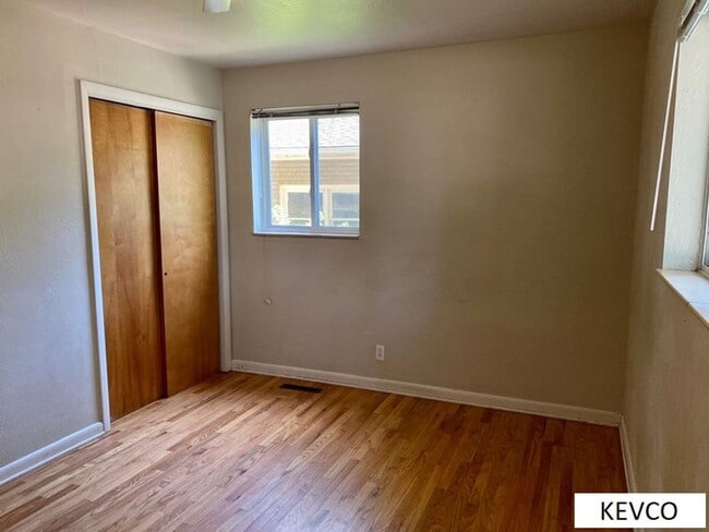 Building Photo - Great Three Bedroom, Close to Everything!