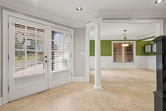 Building Photo - 4 Bedroom, 4 Bath in the heart of Emory, CDC corridor