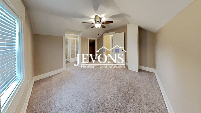 Building Photo - $300 Rent Credit - Well-kept ground-floor ...