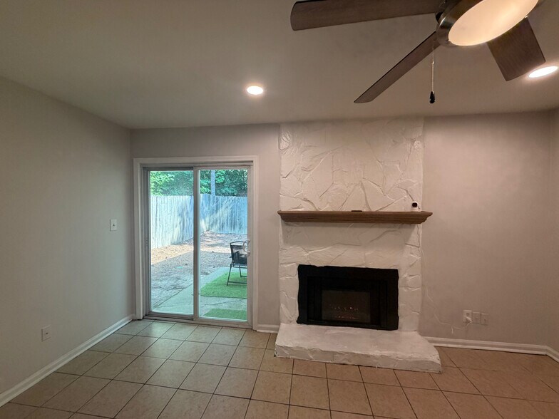 Building Photo - Room in Townhome on Baker Ct