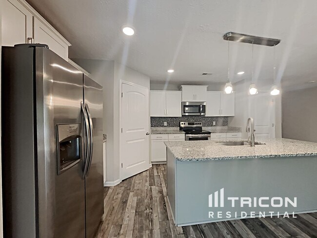 Building Photo - 552 Medallion Cir