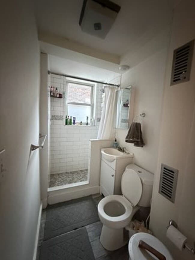 Building Photo - NORTH E. 2 BR Apartment - 6/1/26