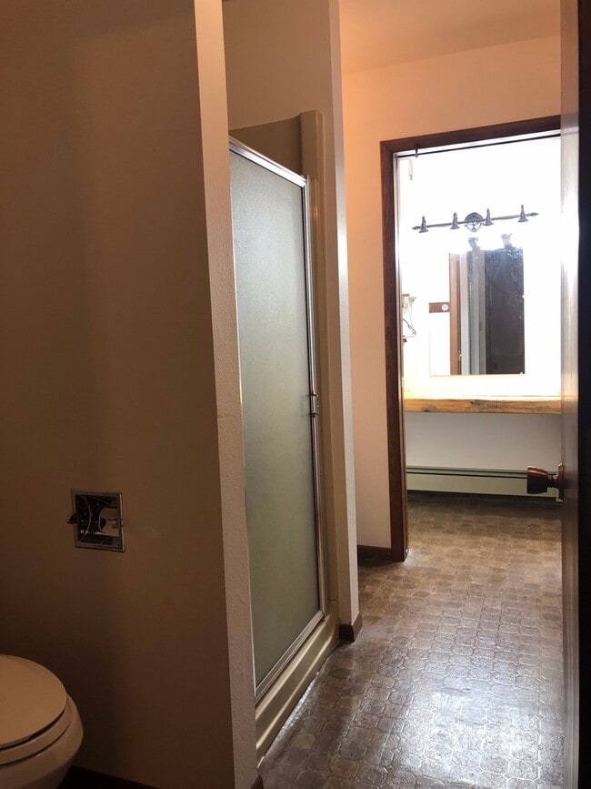 Building Photo - Large 3 Bed, 2 1/2 Bath, 2 Car Garage in North Pole!